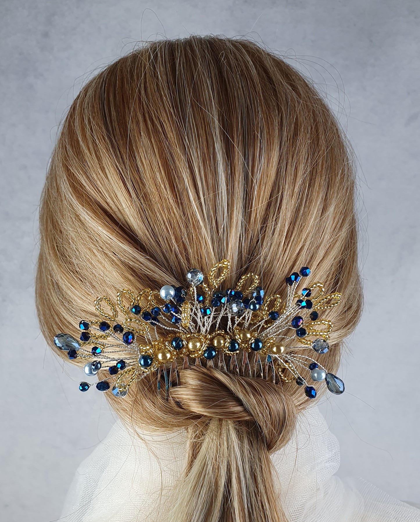 Handgemaakte bruidskam met blauwe parels en druppelstenen - elegant haaraccessoire voor bruiloften en feesten, zilverkleurige metalen kam