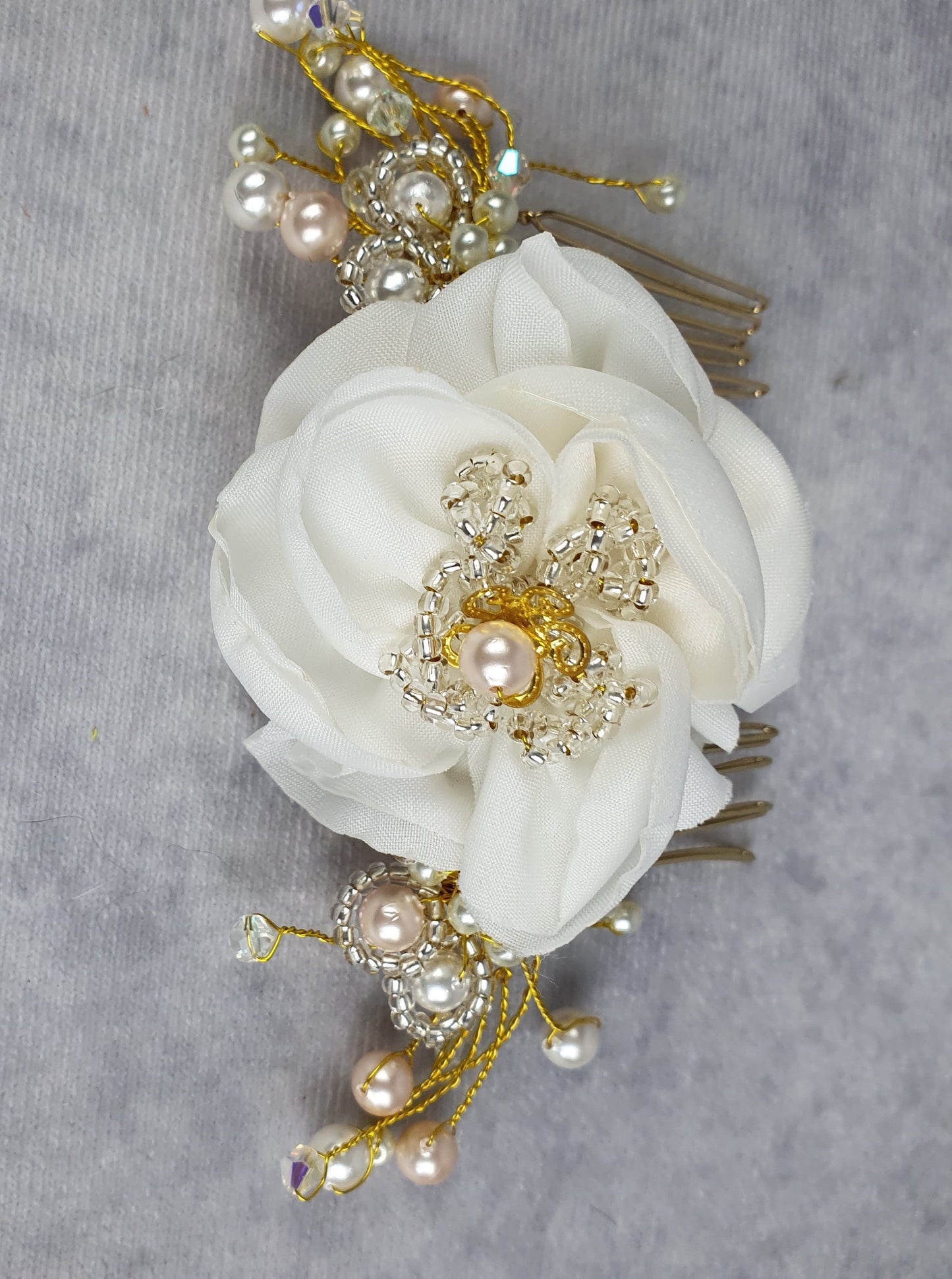 Peineta de novia con flor de seda y perlas - Hecho a mano con perlas, abalorios, accesorio para el cabello elegante, peineta para boda, eventos especiales