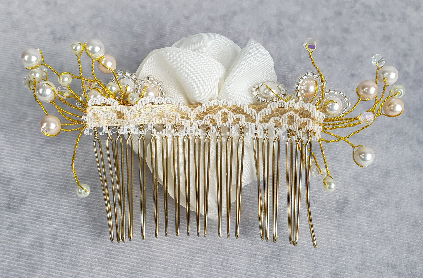 Peineta de novia con flor de seda y perlas - Hecho a mano con perlas, abalorios, accesorio para el cabello elegante, peineta para boda, eventos especiales