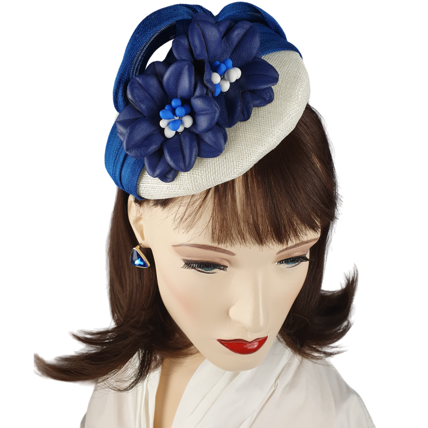 Handgemaakte witte sinamay hoofdtooi met blauwe bloemen van natuurlijk leer, elegante bruiloft fascinator, dames hoofdtooi