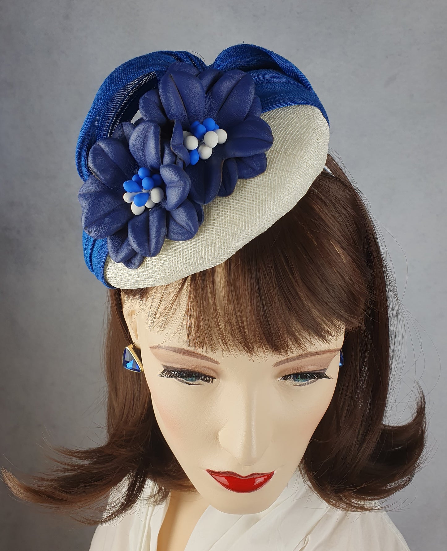 Handgemaakte witte sinamay hoofdtooi met blauwe bloemen van natuurlijk leer, elegante bruiloft fascinator, dames hoofdtooi