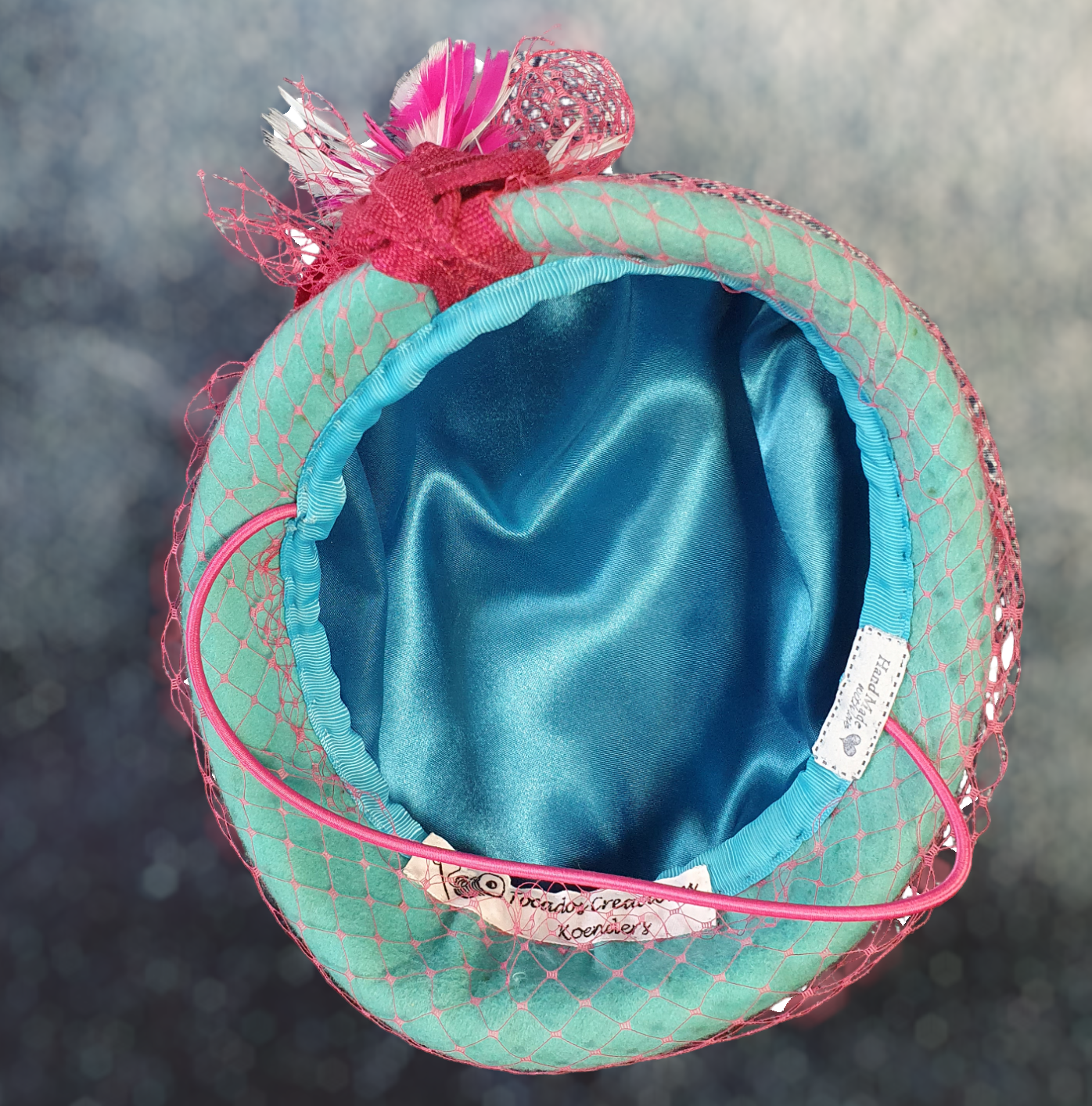 Handgemaakte blauwe vilten fascinator met fazantenveren en abaca zijde, elegante vintage pillbox dameshoed voor speciale gelegenheden.