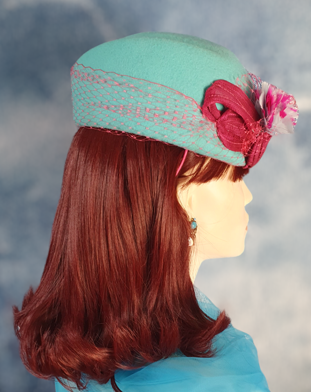 Tocado hecho a mano de fieltro azul con plumas de faisán y seda de abacá, elegante sombrero pillbox vintage para dama y ocasiones especiales.