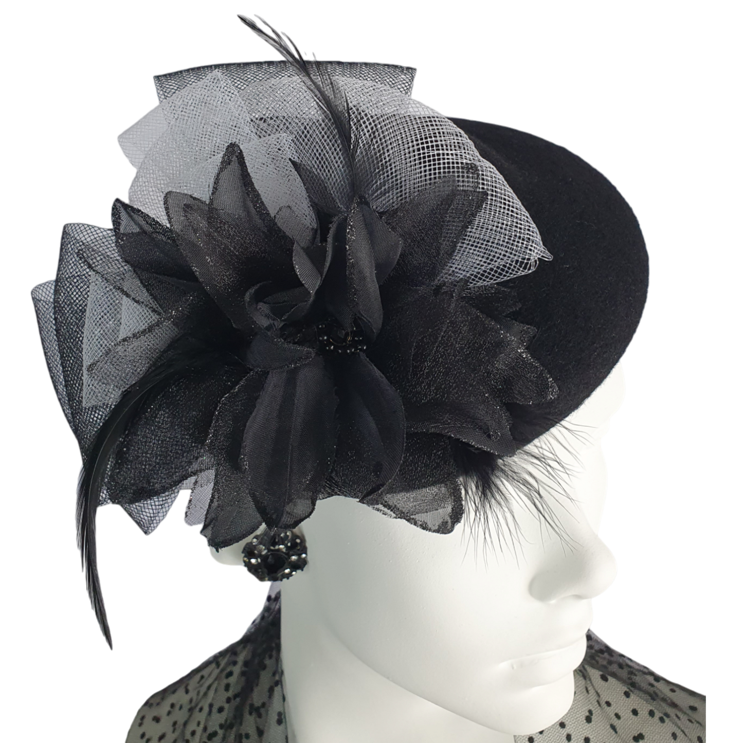 Handgemaakt Fascinator van zwart vilt met crinoline bloem met hanenveren, elegante hoofdtooi voor dames, perfect voor speciale gelegenheden