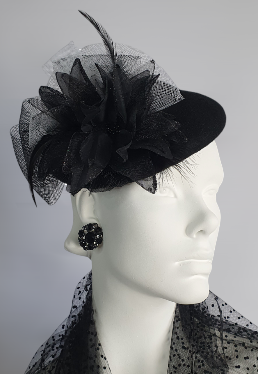 Handgemaakt Fascinator van zwart vilt met crinoline bloem met hanenveren, elegante hoofdtooi voor dames, perfect voor speciale gelegenheden