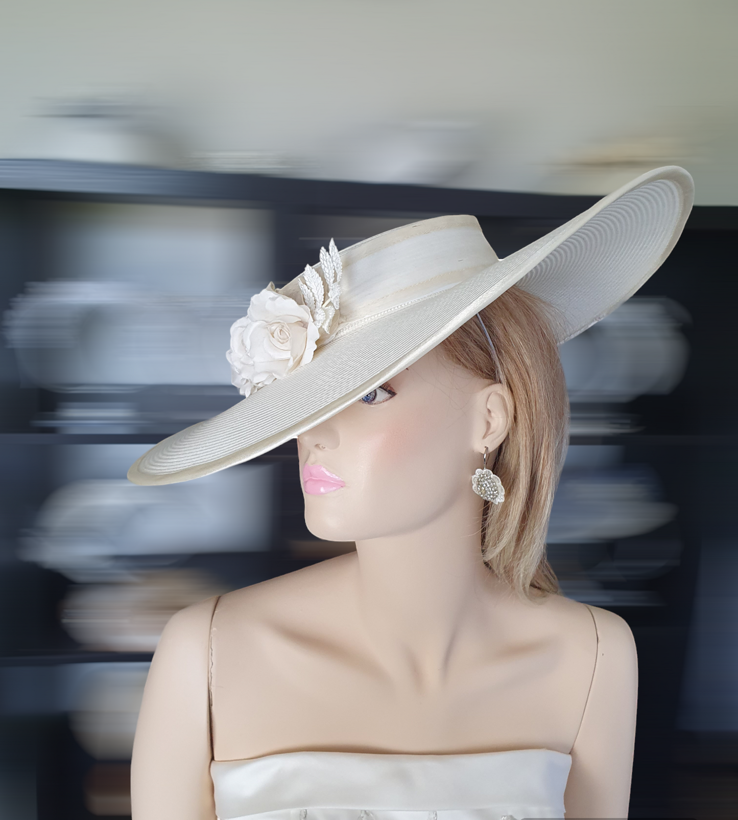 Pamela dames hoed, elegante trouw hoed in beige polypropyleen, voor bruiloftsgasten met abaca zijde, perfect voor zomerse evenementen