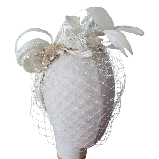 Handgemaakte sinamay hoofdband, diadeem met  sluier, bruidstiara, perfect voor bruiloften en  feestelijke  gelegenheden