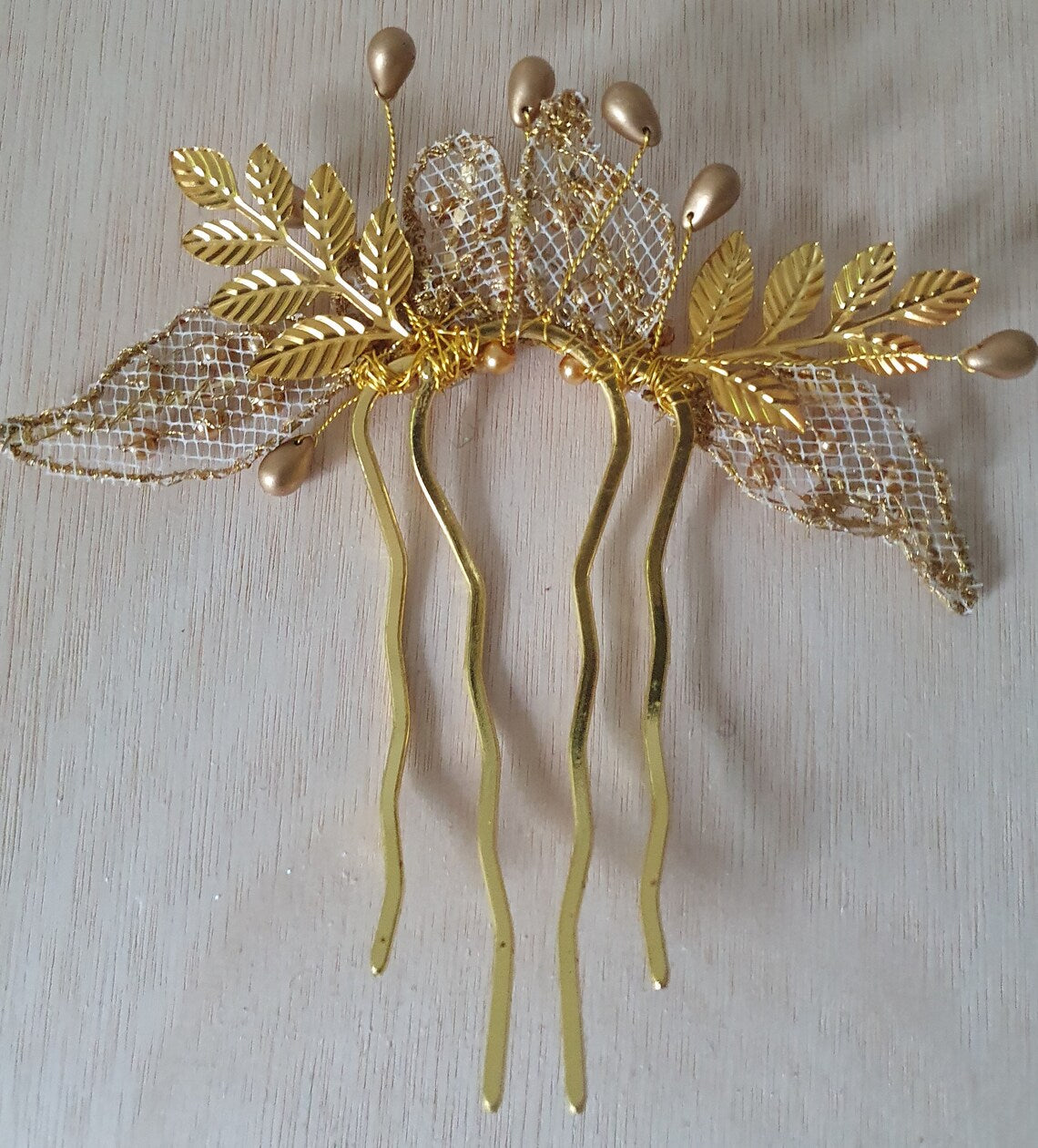 Handmade gold-colored bridal comb with pearls and drop stones - Elegant Hair Accessory for Weddings and Parties, Metal Comb