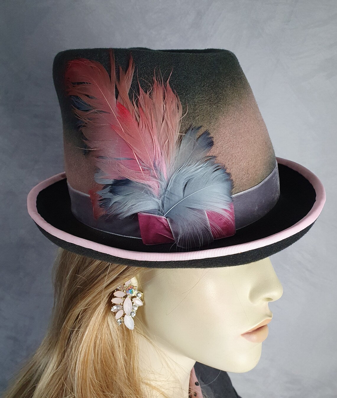 Handgemaakte vilthoed met zwanenveren, asymmetrische hoed, dameshoofddeksel- pefect voor speciale gelegenheden