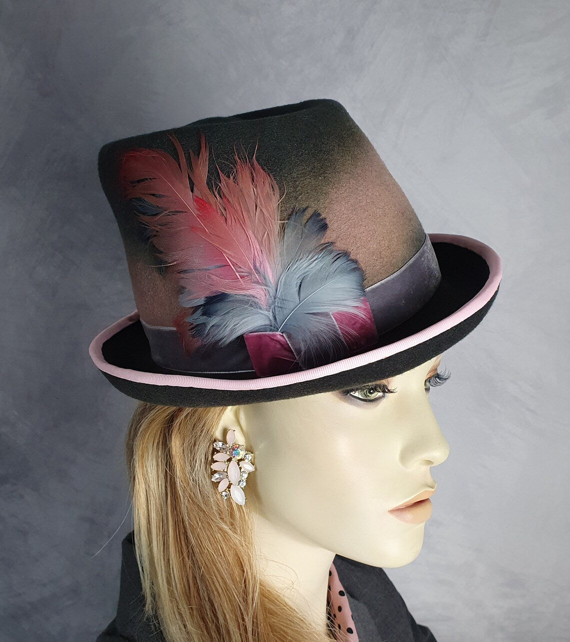 Handgemaakte vilthoed met zwanenveren, asymmetrische hoed, dameshoofddeksel- pefect voor speciale gelegenheden