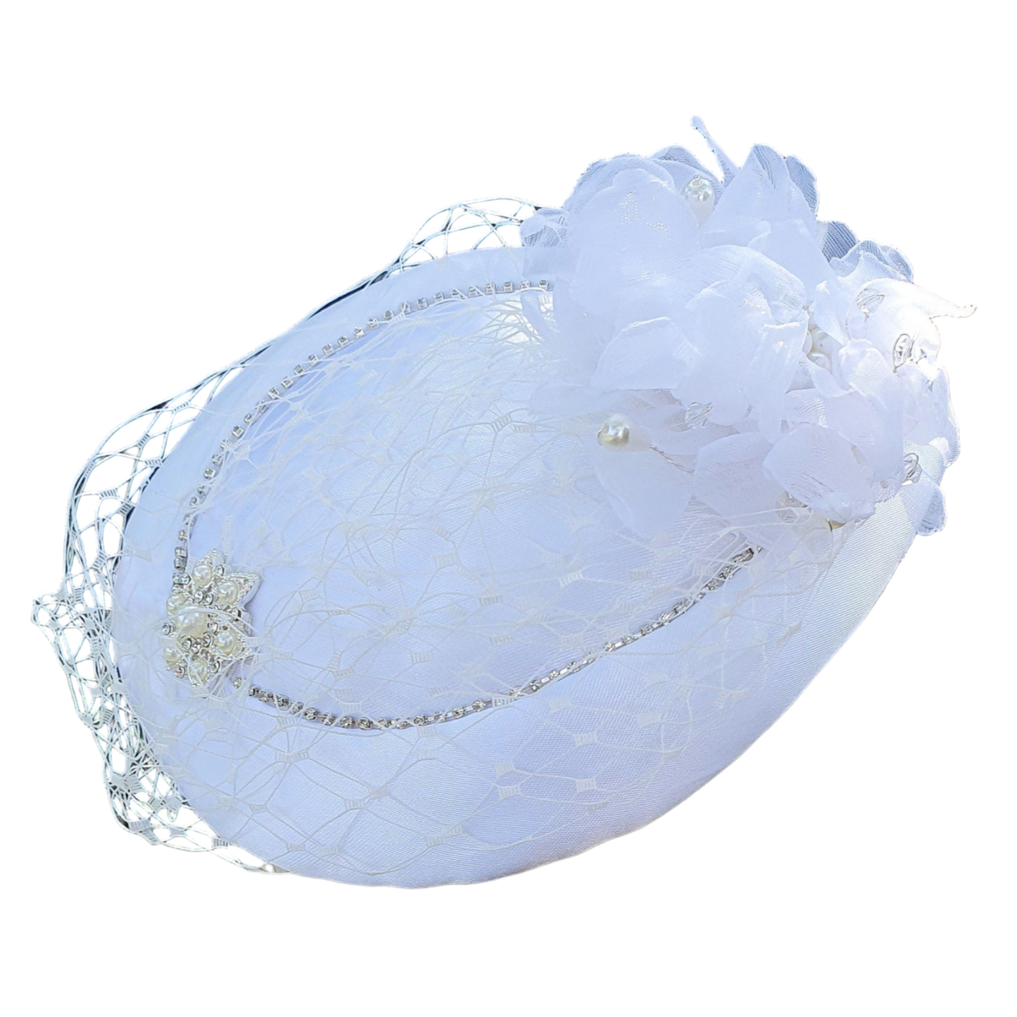Handgemaakte ronde witte fascinator millinery van bloem  met zijde , kant  sluier, satijnen stof, parels,   broche met parels en steentjes
