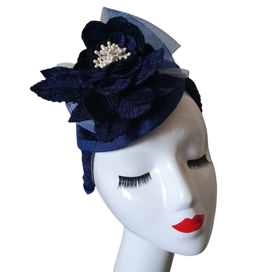 Handgemaakte blauw fluwelen fascinator met crinoline, diadeem, gast hoofdtooi, bruiloft, feest, dames hoofdband, speciale evenementen