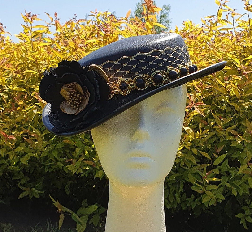 Tocado hecho a mano dorado con negro de cuero natural y sinamay, sombrero de boda, sombrero de invitada, sombrero de mujer, sombrero de ocasión especial