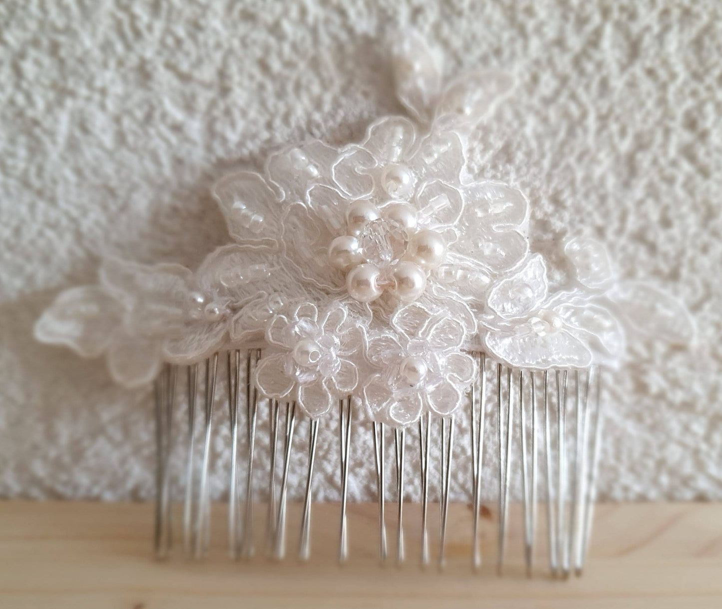 Moderne handgemaakte bruids haarkam met witte kralen en parels - metalen haarkam
