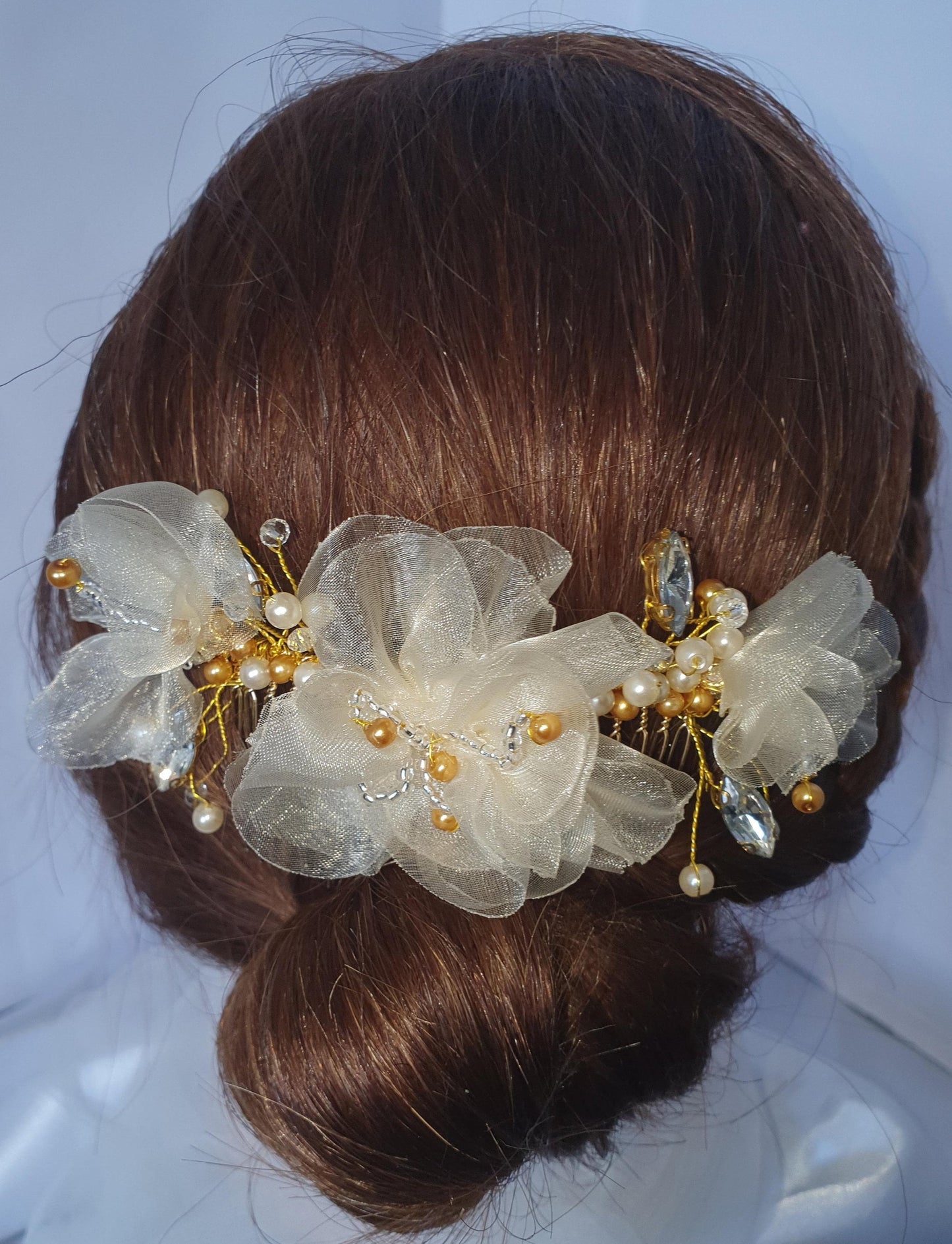 Peineta de novia hecha a mano con perlas, piedras caídas y flores de seda de organza - accesorio para el cabello para bodas, peine de metal dorado