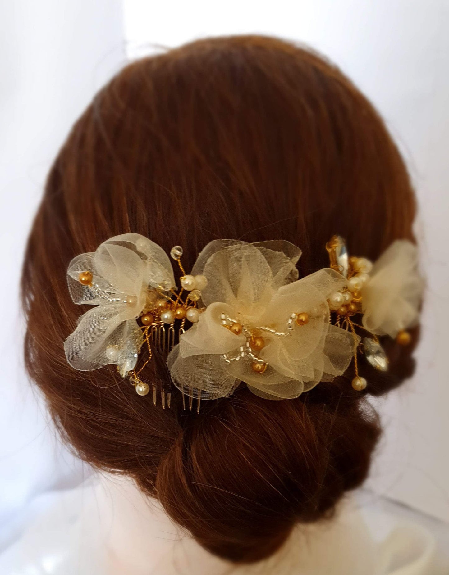 Handgemaakte bruidskam met parels, druppelstenen en organza zijde bloemen - haaraccessoire voor bruiloften, goudkleurige metalen Kam