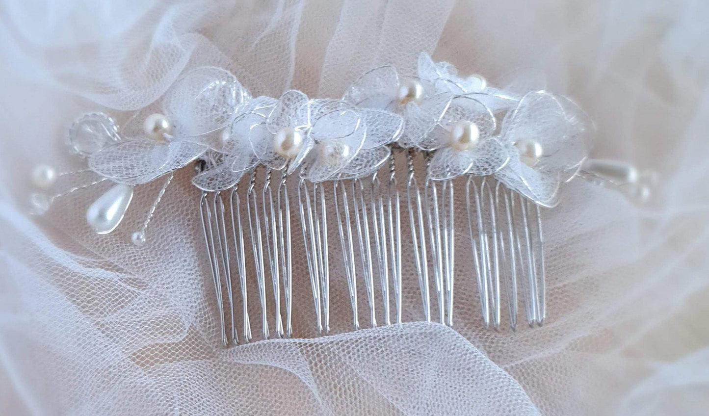 Peineta de novia hecha a mano con perlas, piedras caídas y flores de tul - accesorio para el cabello para bodas con peineta de metal plateado