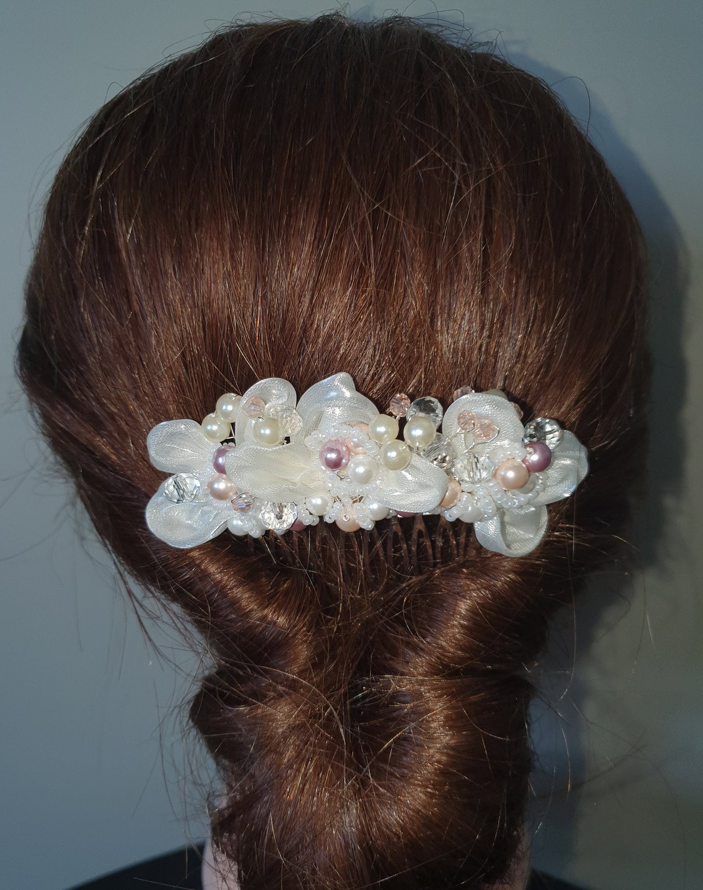 Peineta de novia hecha a mano con perlas y cuentas de cristal - de tela de organza, accesorio para el cabello para bodas, peine de metal plateado