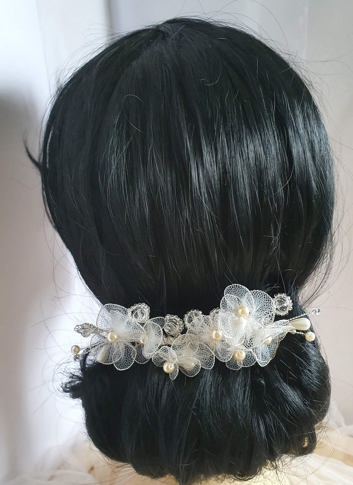 Handgemaakte bruidskam met parels, druppelstenen en bloemen van tule - haaraccessoire voor bruiloften met  zilverkleurige metalen kam