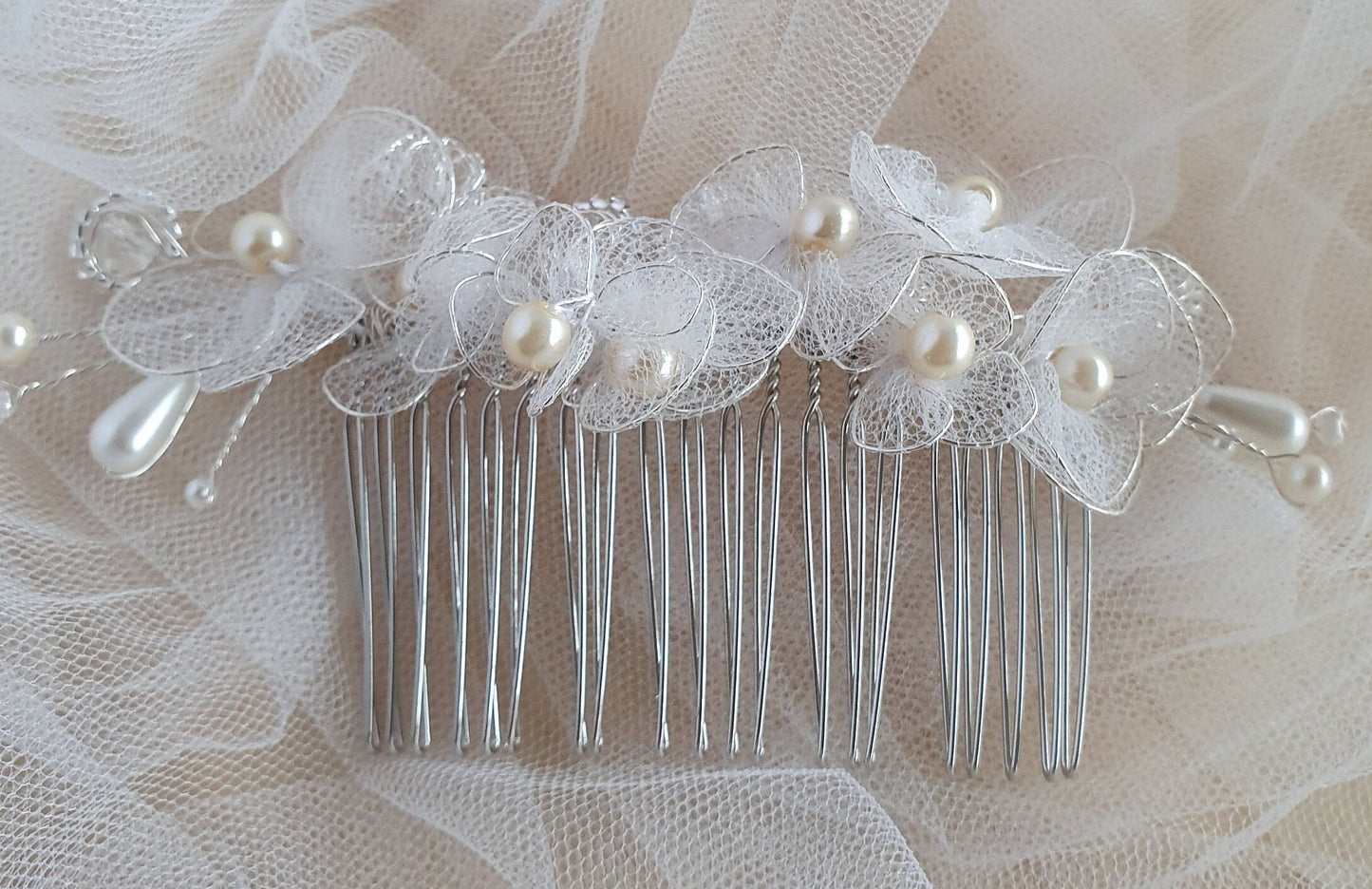 Handgemaakte bruidskam met parels, druppelstenen en bloemen van tule - haaraccessoire voor bruiloften met  zilverkleurige metalen kam
