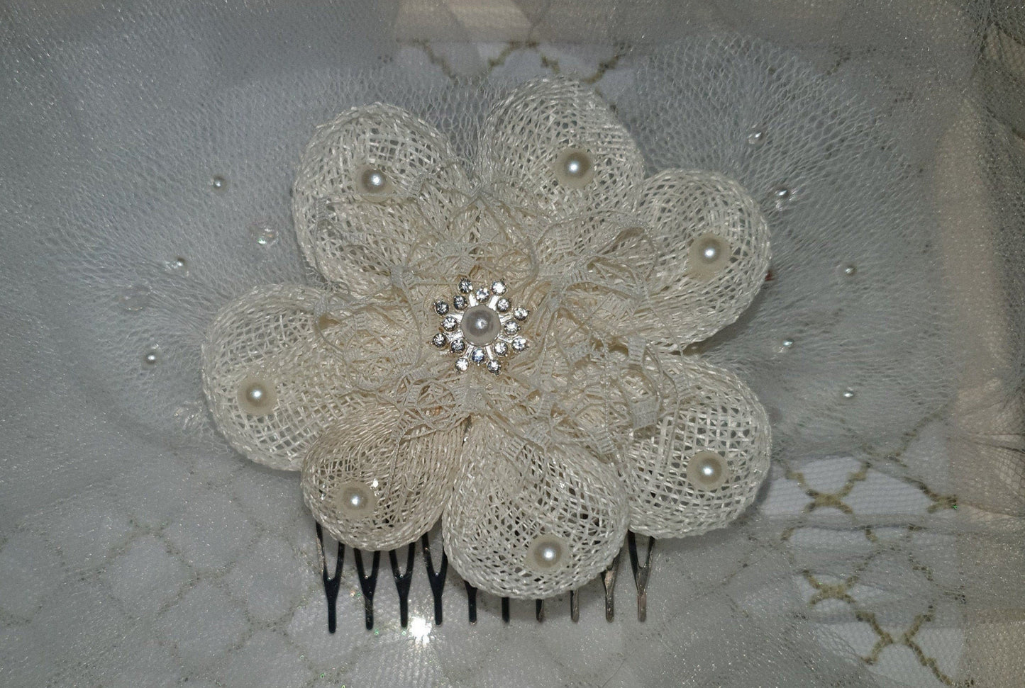 Peineta de novia con flor de sinamay, hecha a mano con perlas, rocallas, accesorio para el cabello elegante, peineta para boda, eventos especiales