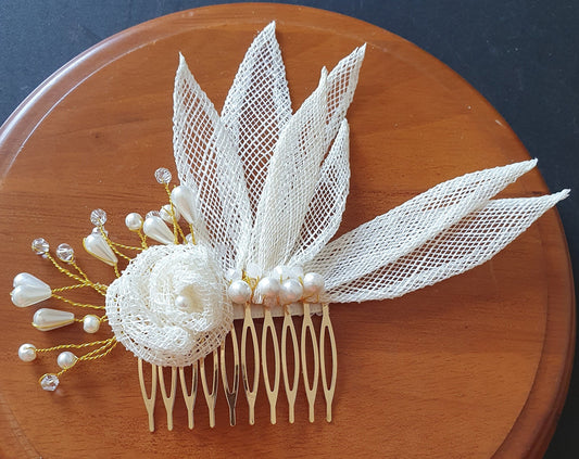 Peineta de novia hecha a mano de bonito diseño con sinami y perlas, para una boda o cualquier otra ocasión especial.