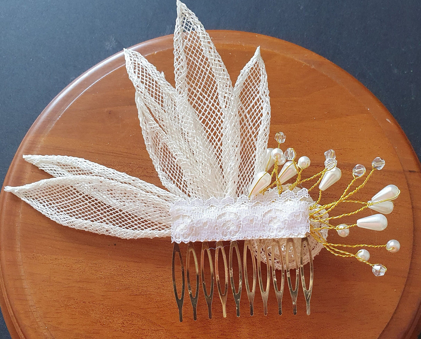 Peineta de novia hecha a mano de bonito diseño con sinami y perlas, para una boda o cualquier otra ocasión especial.