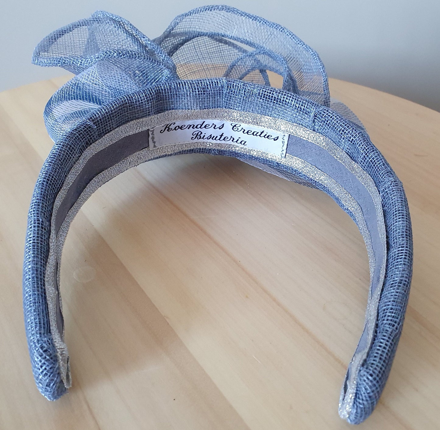 Hoofdband dames blauw met grijs, elegante handgemaakte sinamay hoofdband - Voor een speciale gelegenheid zoals een bruiloft