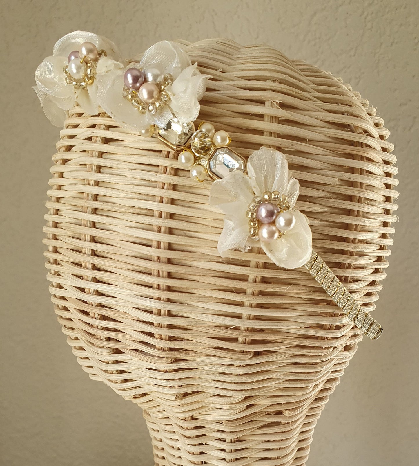 Diadema hecha a mano de color marfil con tela de organza de perlas - Hermosa diadema, diadema festiva única, boda, ocasión especial