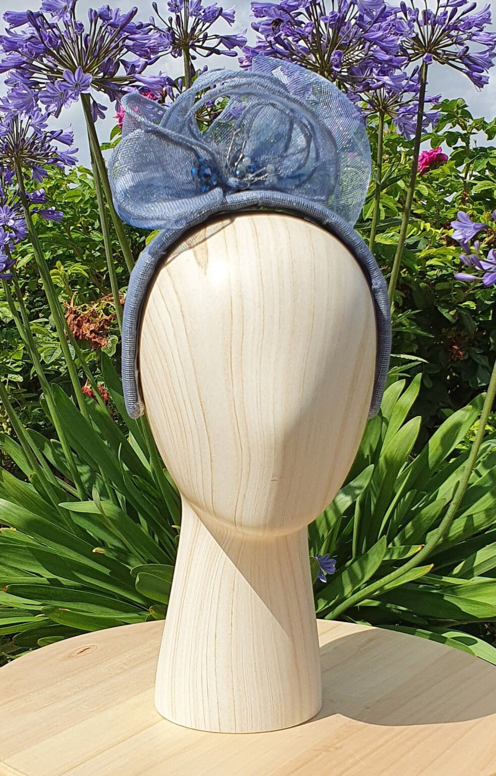 Elegante diadema azul hecha a mano con sinamay gris - Estilo elegante para cualquier ocasión, tiara de evento, tiara de boda