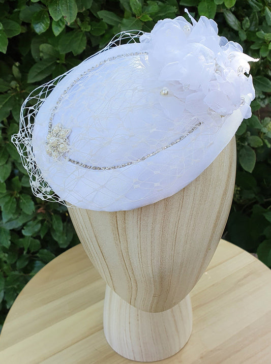 Tocado redondo blanco hecho a mano de flor con seda, velo de encaje, tela satinada, perlas, broche con perlas y piedras