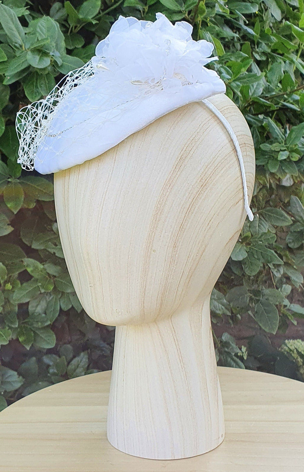 Tocado redondo blanco hecho a mano de flor con seda, velo de encaje, tela satinada, perlas, broche con perlas y piedras