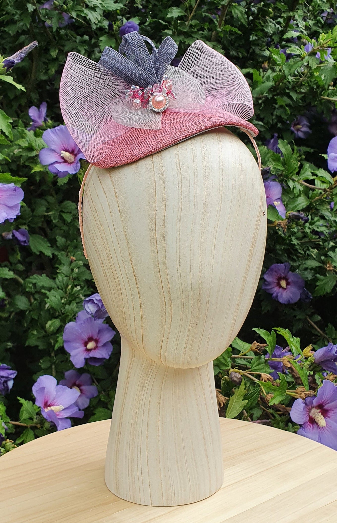 Elegante diadema hecha a mano rosa con sinamay gris- Estilo elegante para cualquier ocasión, tiara de evento, tiara de boda, fiesta