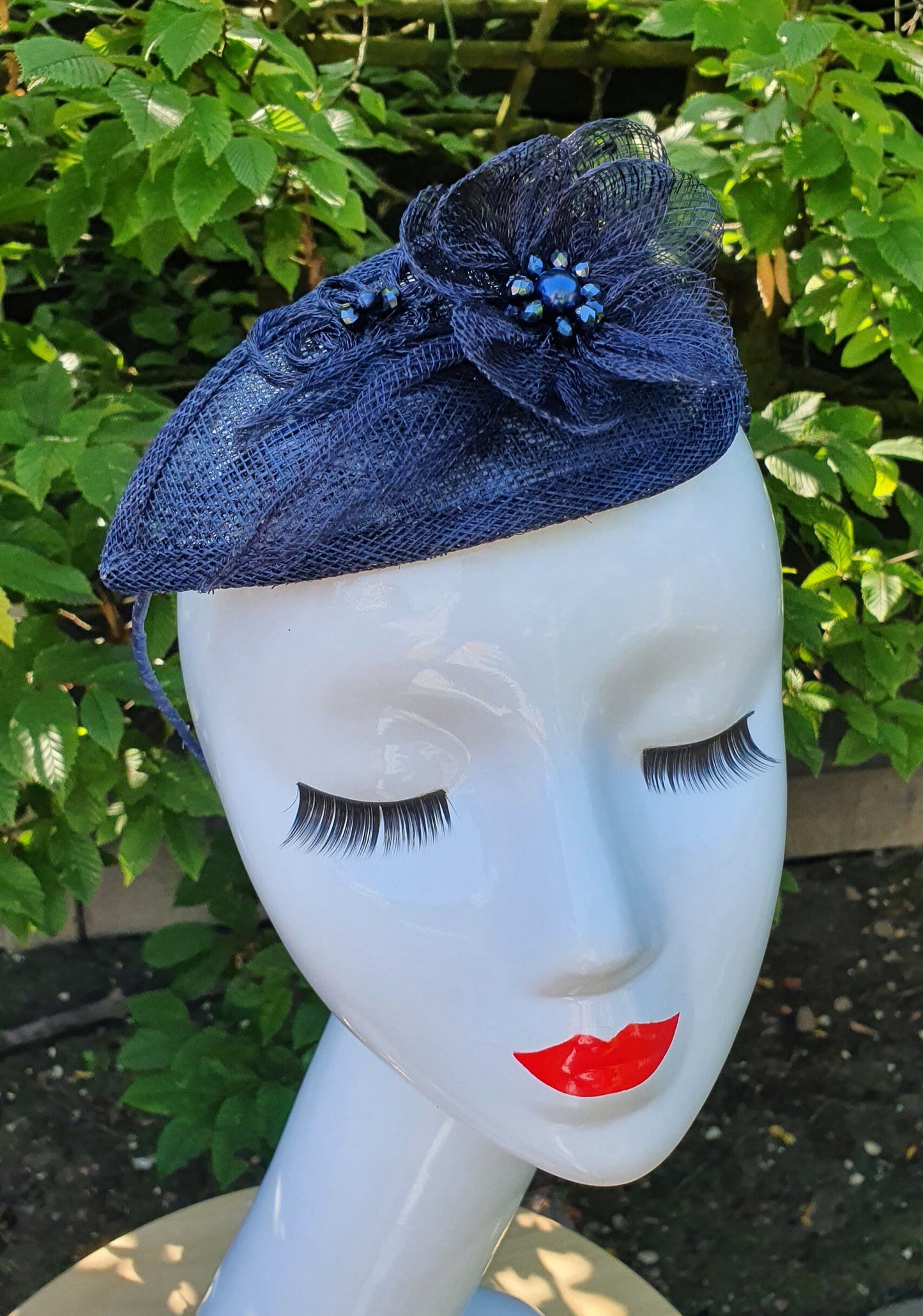 Elegante handgemaakte donkerblauwe sinamay Fascinator - Elegante stijl voor elke gelegenheid, evenement tiara, bruiloft tiara