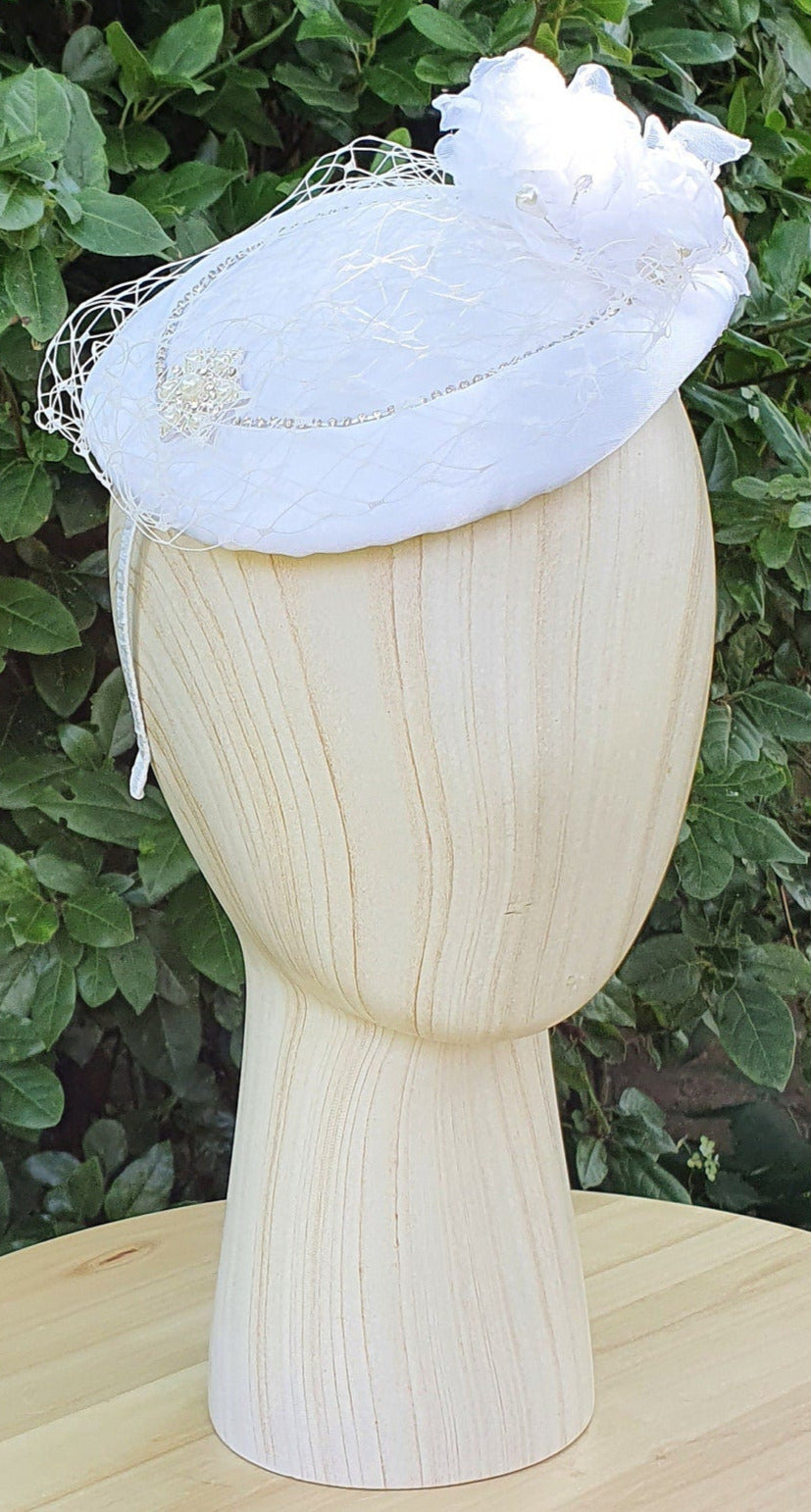 Handgemaakte ronde witte/  fascinator millinery van bloem  met zijde , kant  sluier, satijnen stof, parels,   broche met parels en steentjes