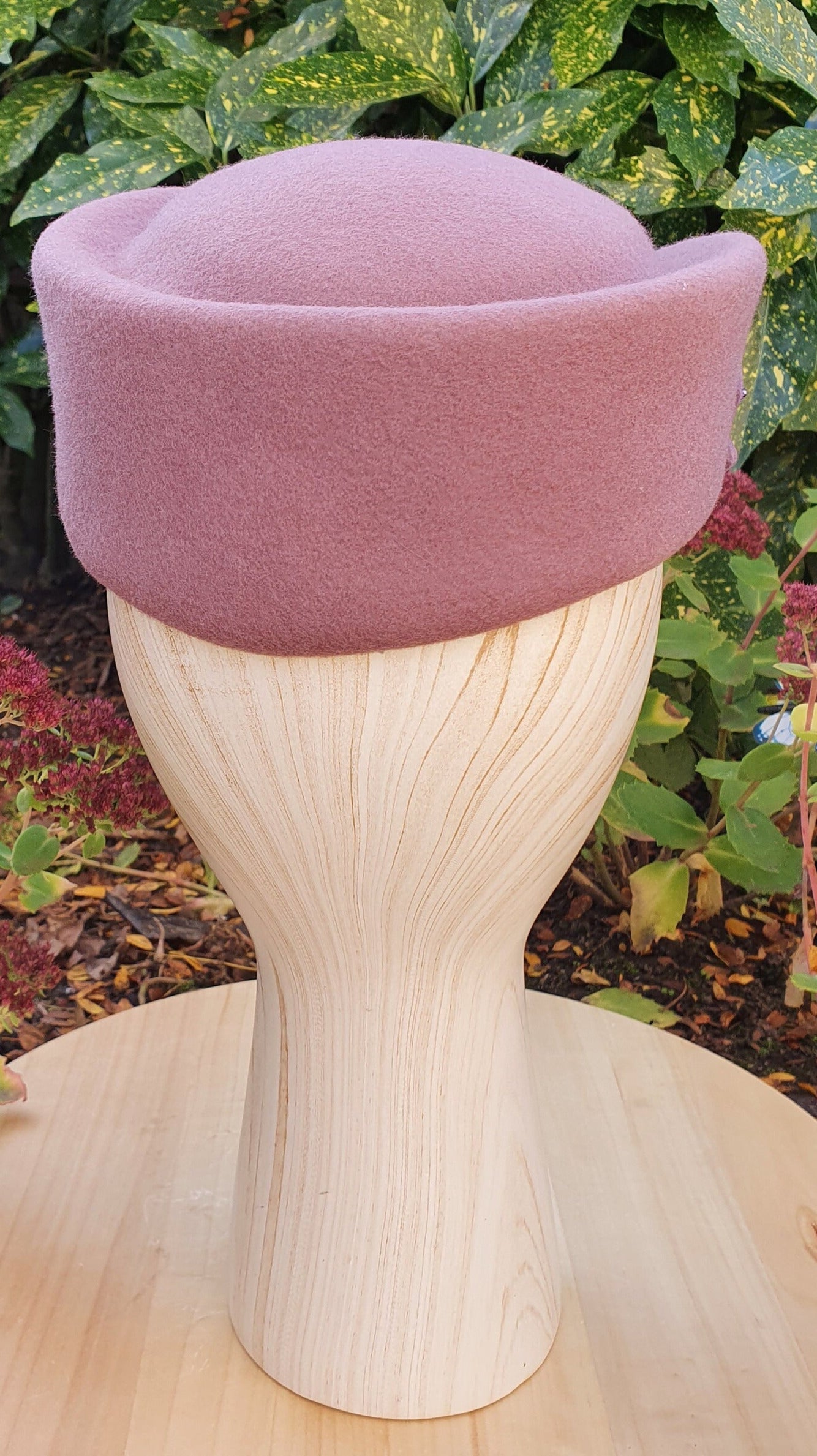 Elegante sombrero de fieltro para mujer - Pastillero morado con ala ancha y plana - Hecho a mano con organza y cuentas