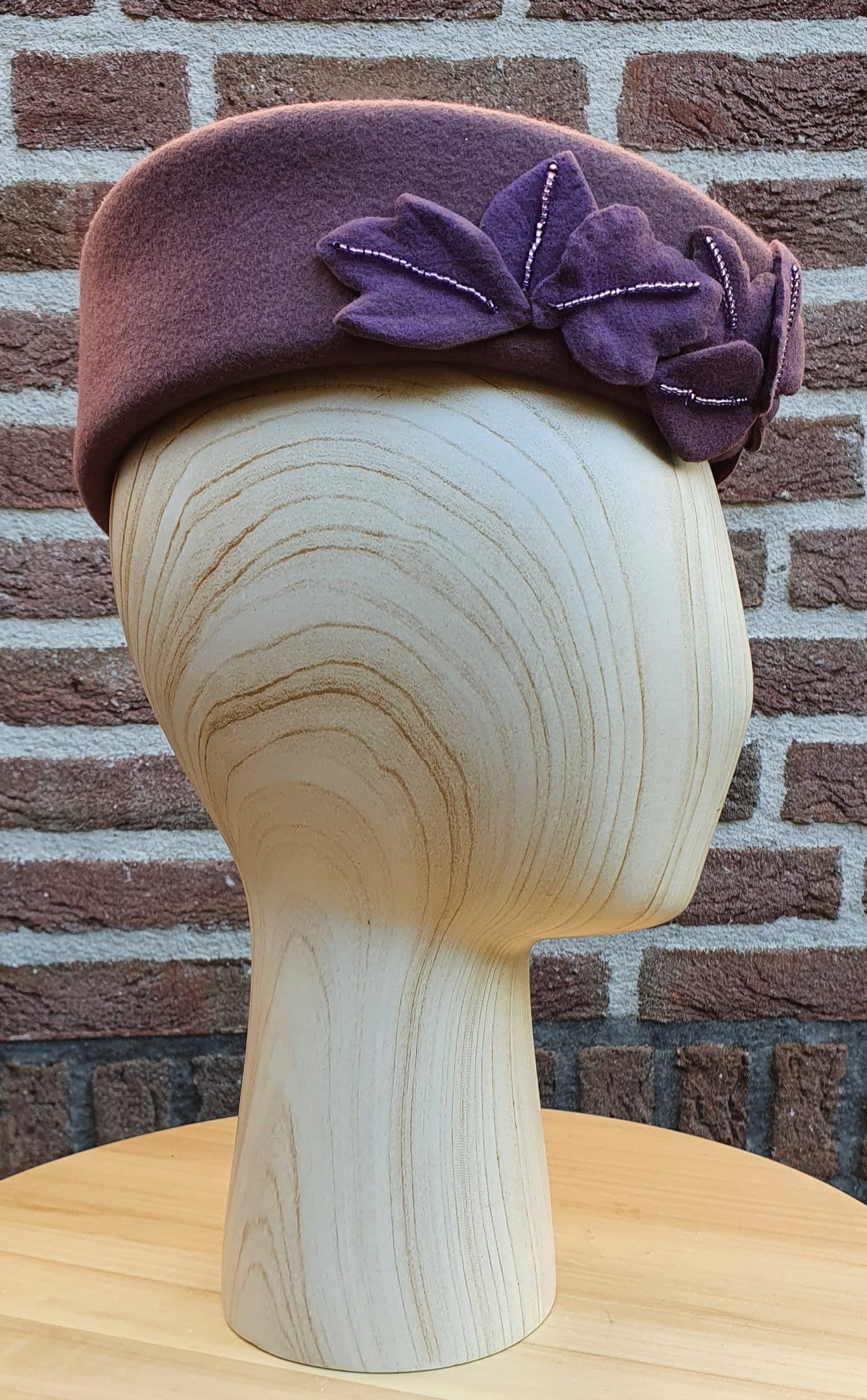 Elegante sombrero de fieltro para mujer - Pastillero morado con ala ancha y plana - Hecho a mano con organza y cuentas