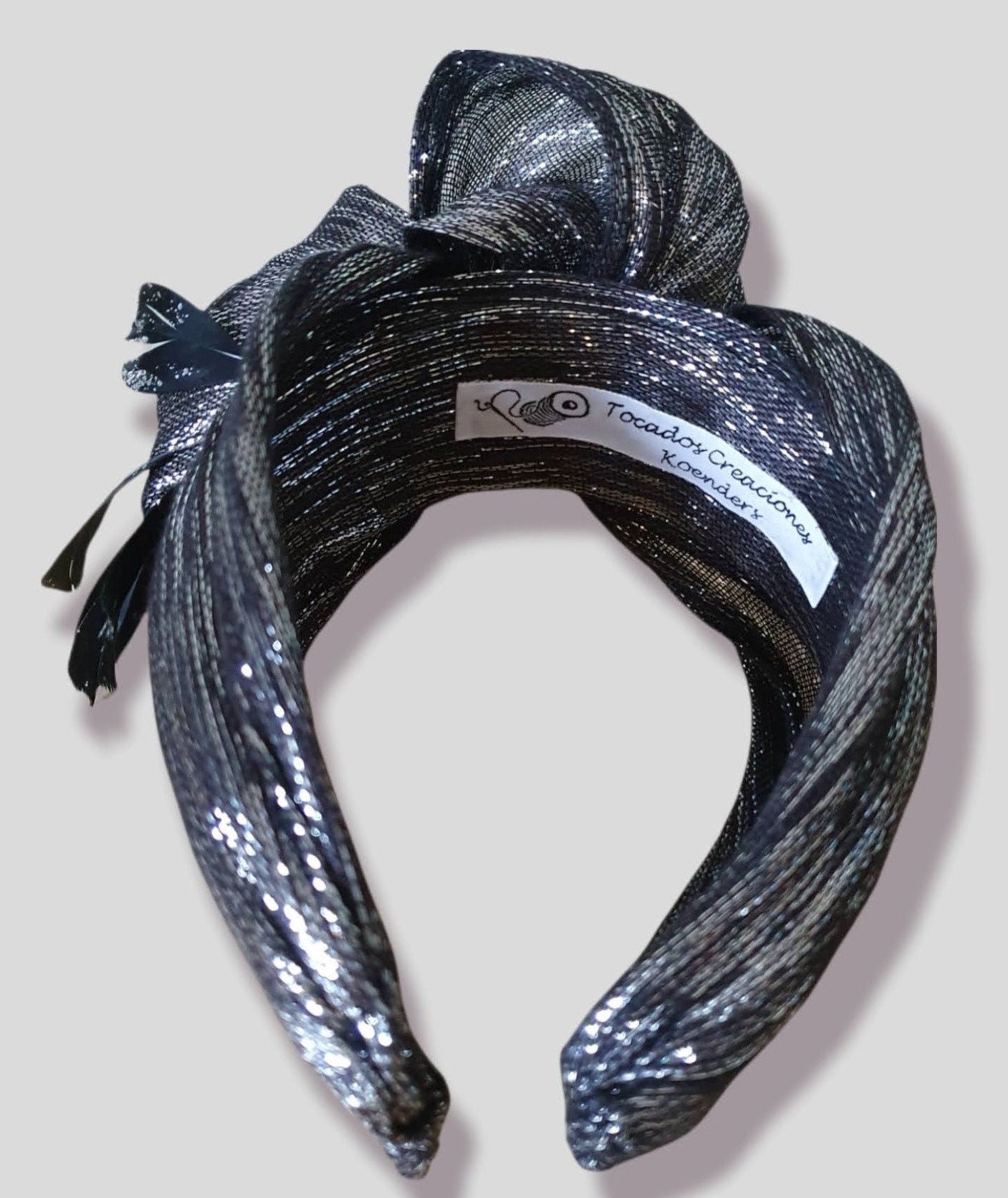 Handgemaakte hoofdband zilver Zwart Metallic Zijde Abaca met struisvogelveren- pefect voor speciale gelegenheden, diadeem voorfeesten