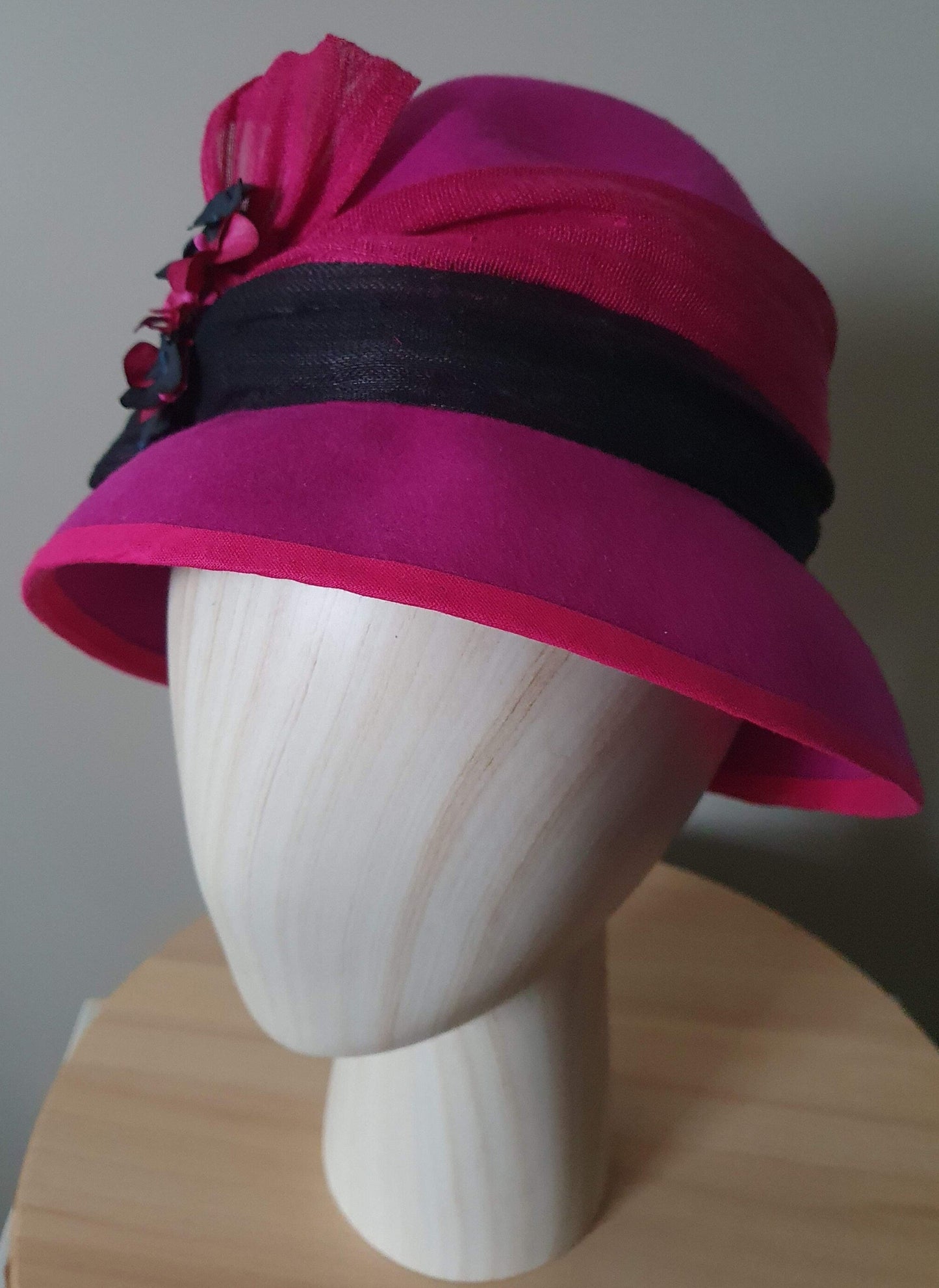 Elegante sombrero de mujer sombrero de fieltro fucsia con negro - tocado elegante, sombrero de fieltro, tocado, para todos los eventos sombrero cloche