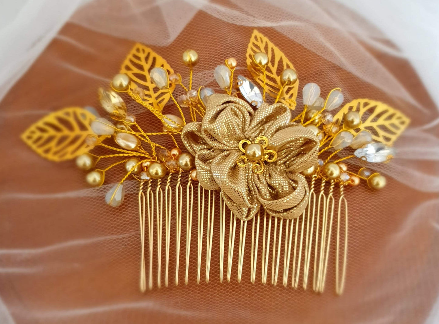 Peineta de novia hecha a mano con perlas y piedras colgantes - Accesorio elegante para el cabello para bodas, invitados y fiestas, peineta de metal en tono dorado