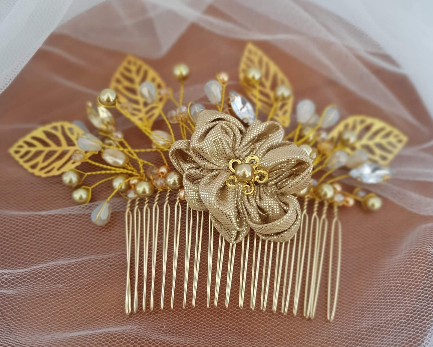 Peineta de novia hecha a mano con perlas y piedras colgantes - Accesorio elegante para el cabello para bodas, invitados y fiestas, peineta de metal en tono dorado