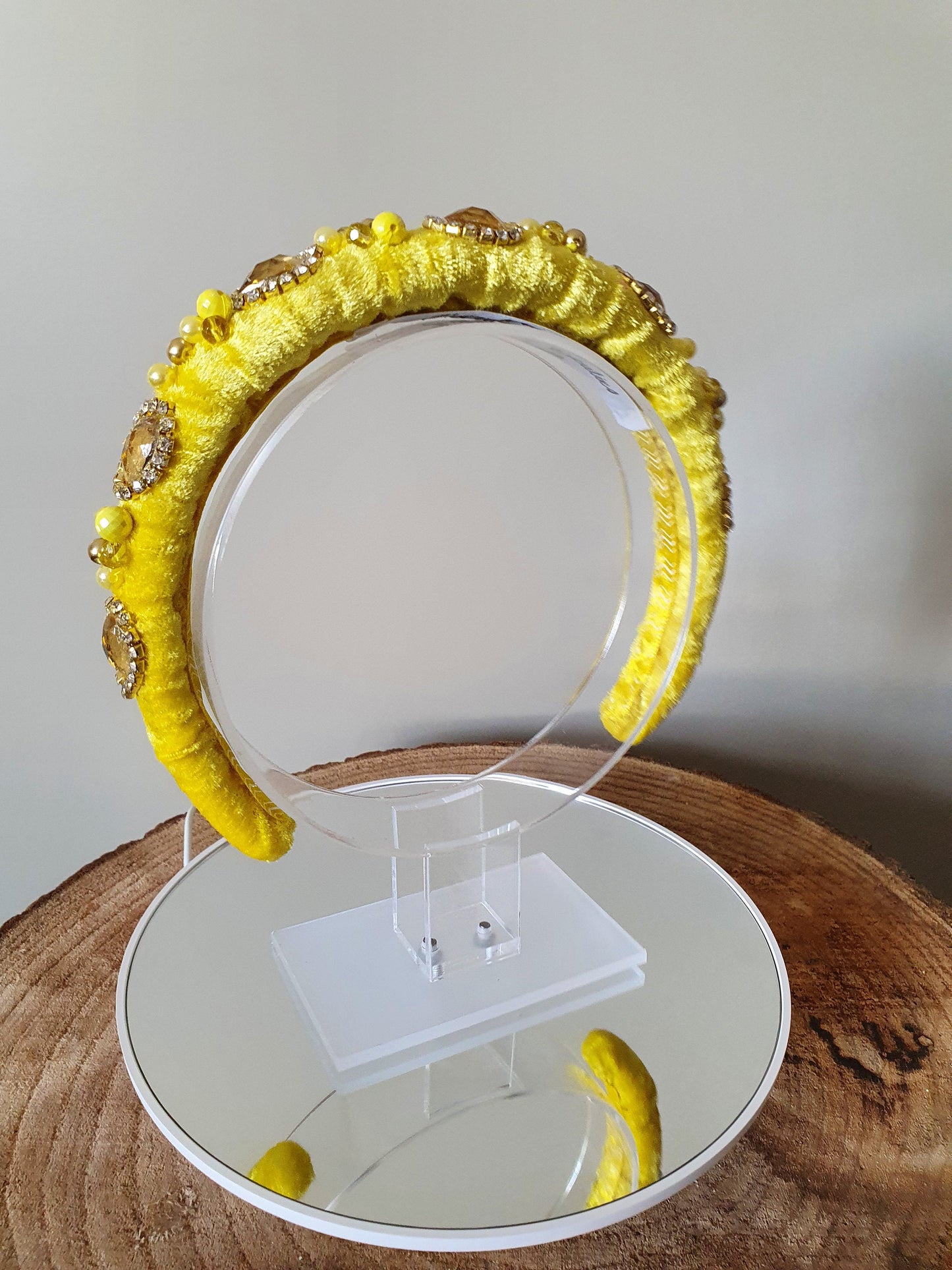 Handgemaakte hoofdband geel  versierd met fluwelen stof- Elegant Haaraccessoire voor Bruiloften, Gasten en Feesten, dames haar haarband