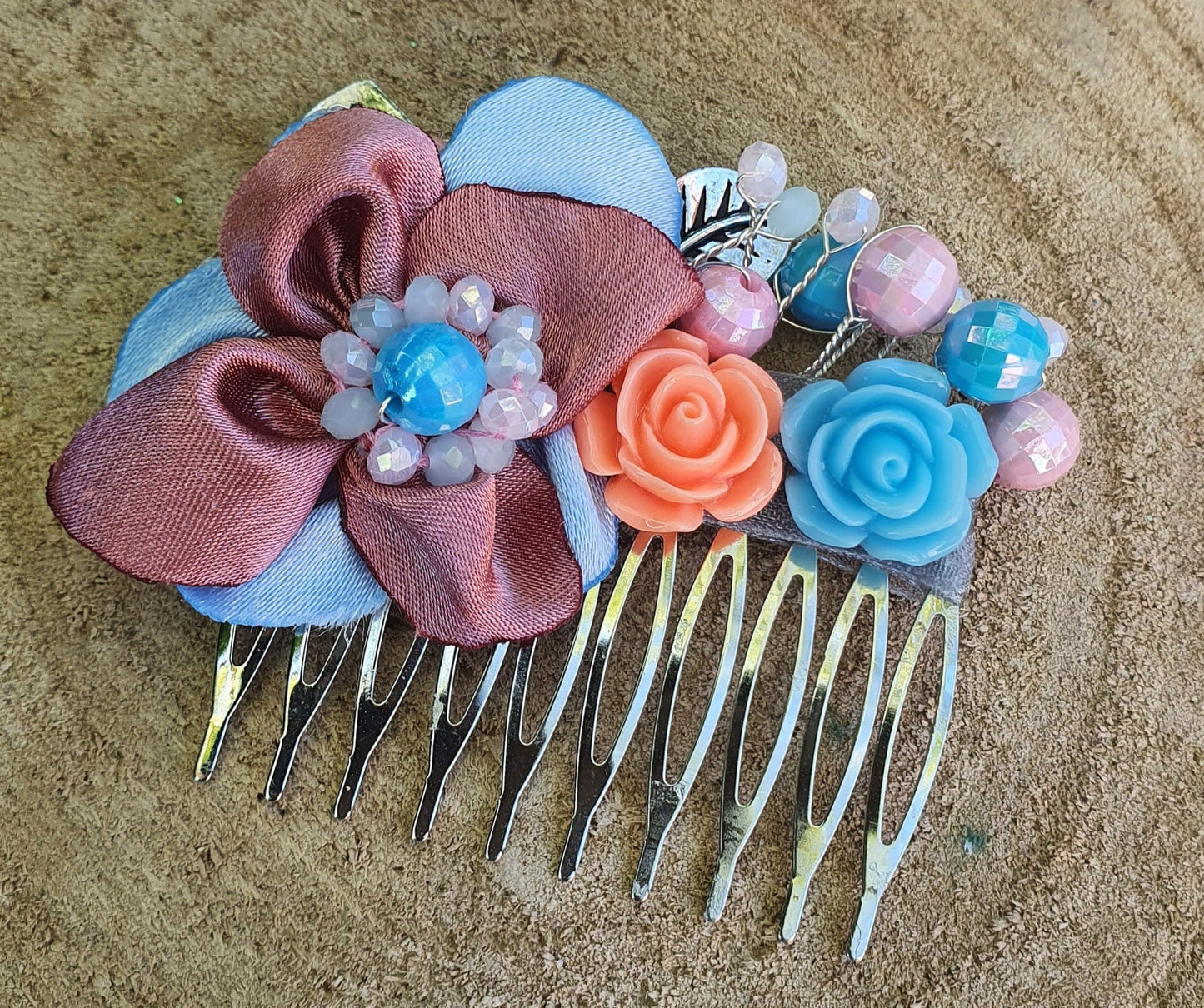 Mooie handgemaakte haarkam met parels met rozen en parels - voor een bij speciale gelegeheid, kleuren blauw en rose