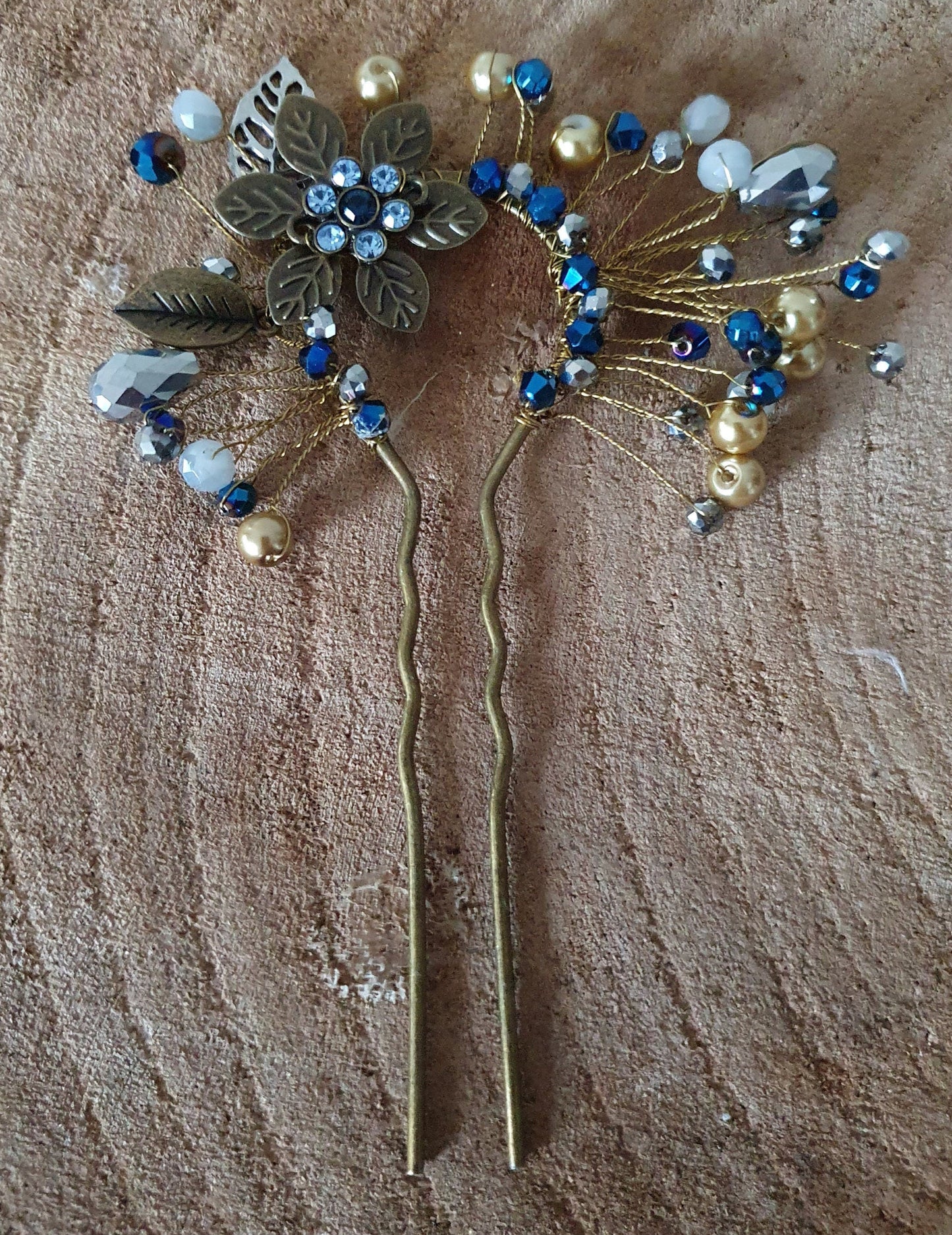 Elegante handgemaakte haarkam met koperkleurige metalen kam en blauwe stenen - bruidshaarkam, haaraccessoires