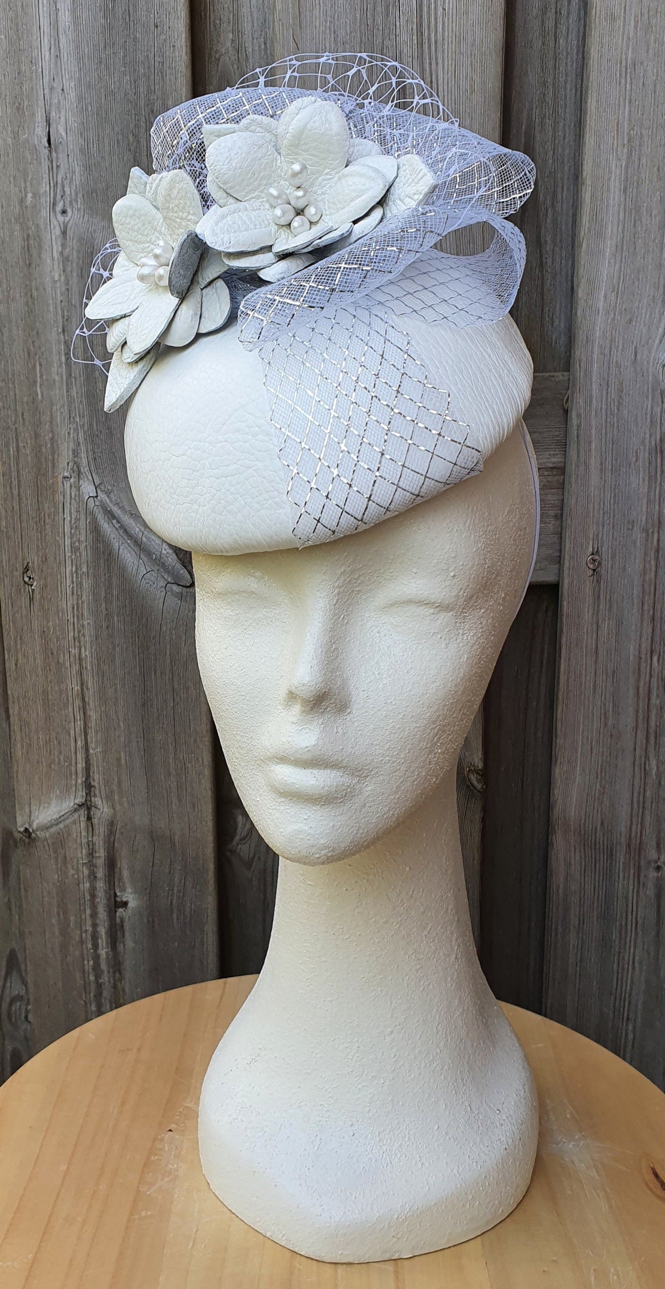Tocado redondo hecho a mano blanco con cuero natural y crinolina, tocado de boda, elegante sombrero de mujer para ocasión especial