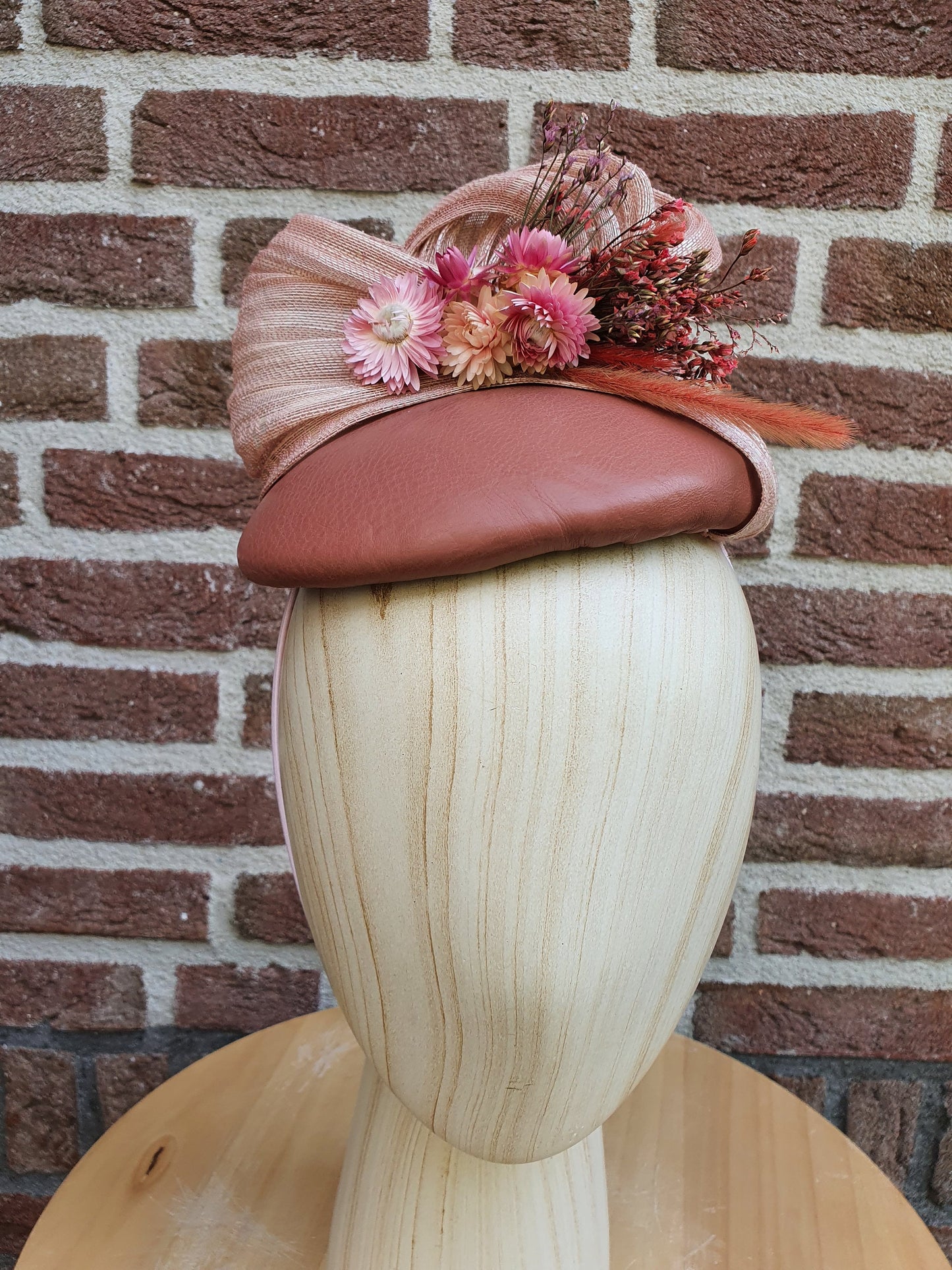 Tocado rosa hecho a mano con sombrero de invitada de cuero natural, tocado elegante - para una boda u ocasión especial