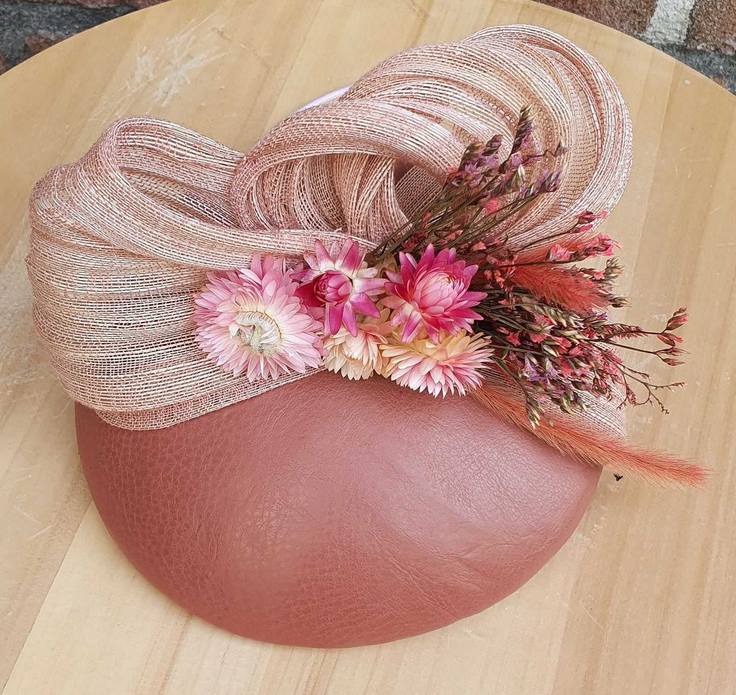 Handgemaakte roze fascinator met natuurlijk leder gastenhoed, elegante hoofdtooi - voor een bruiloft of speciale gelegenheid