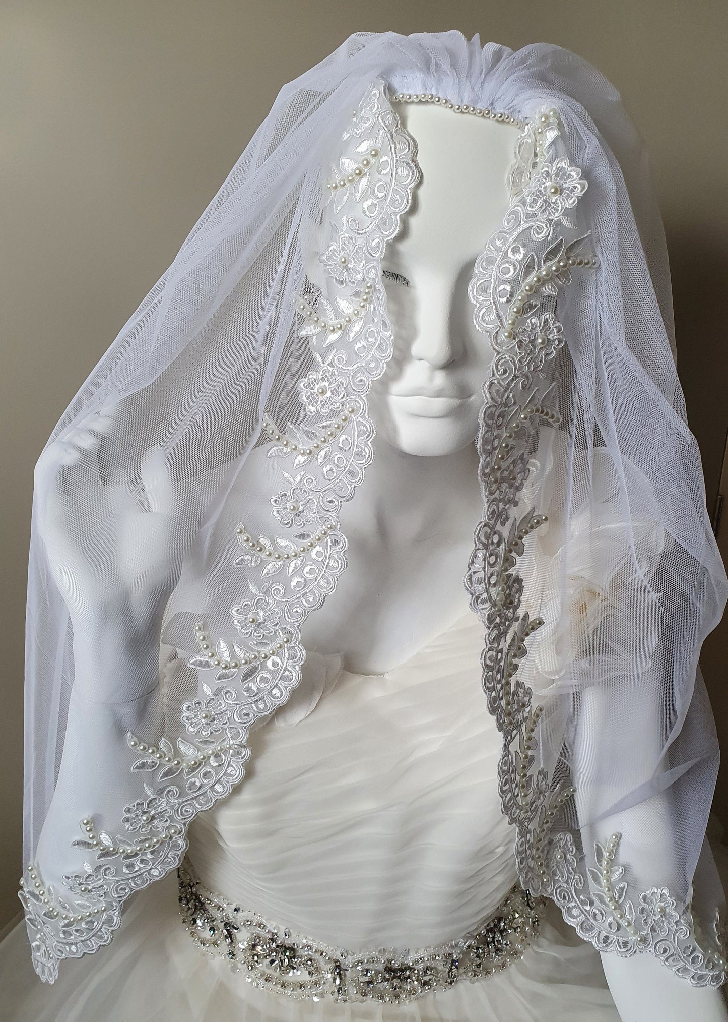 Bridal veil with lace, handmade with pearls, plastic comb with pearls, bridal veil, round veil, church shutter, special wedding