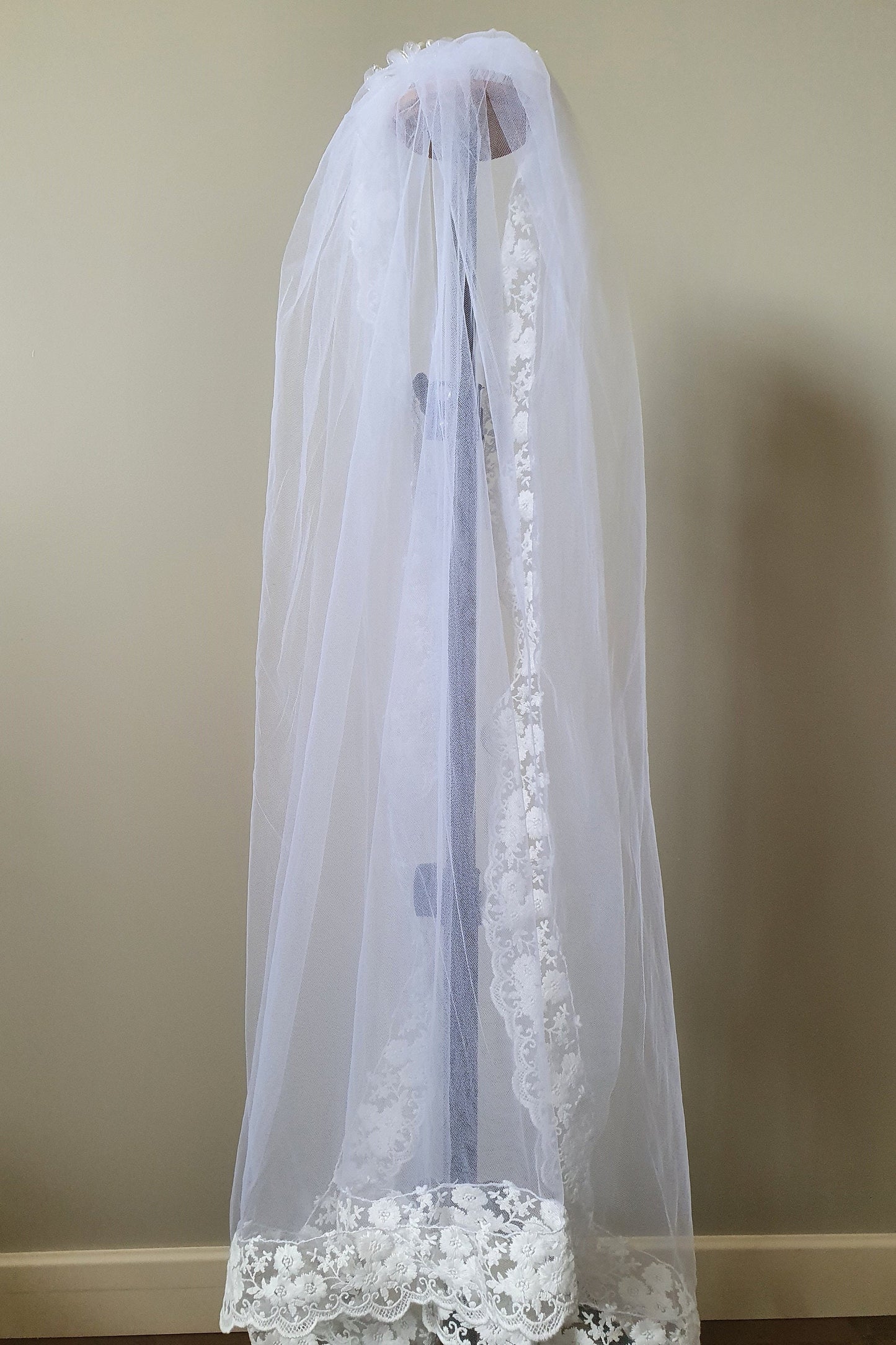 Bridal veil with lace, handmade with pearls tulle flowers, bridal veil, round veil, church shutter, special occasions
