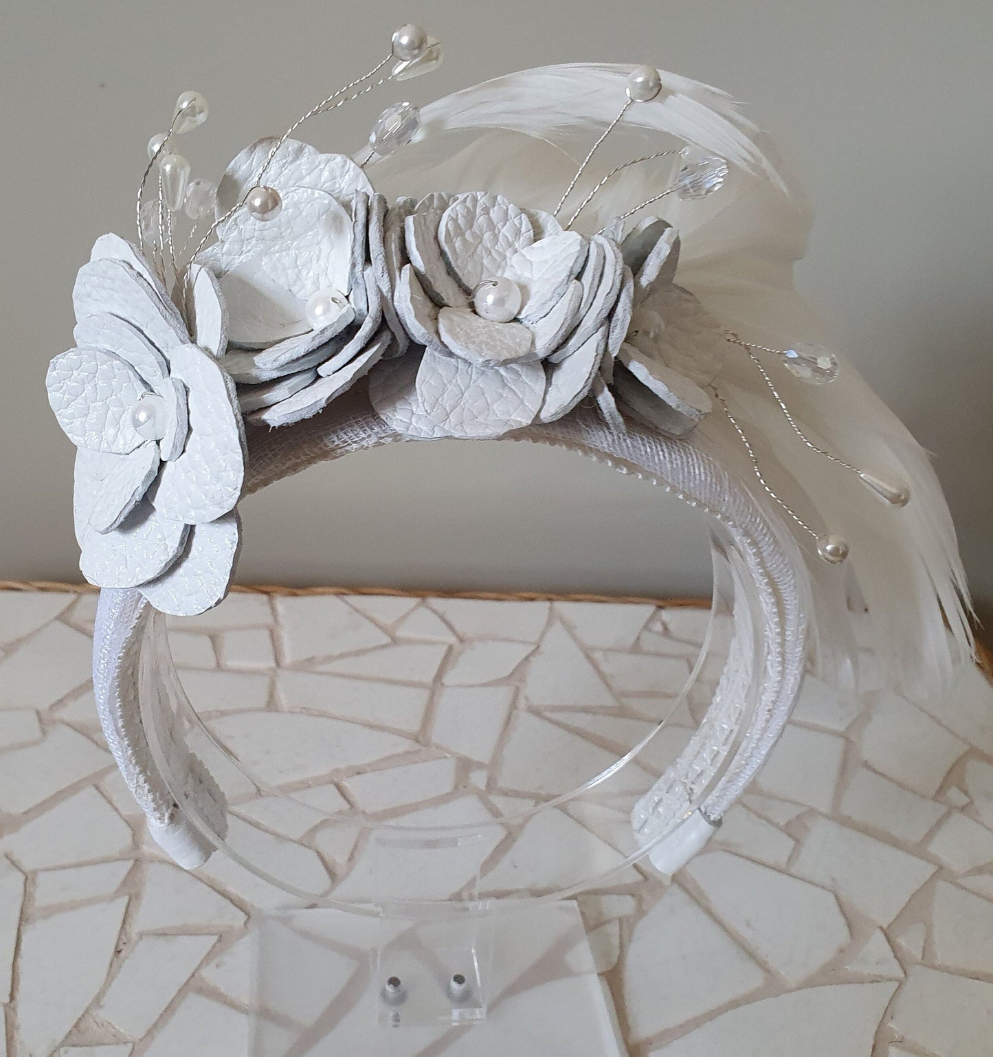 Handgemaakte witte Hoofdband van natuurlijk leder met zwanenveren- Elegant haarband, trouwhoofdband, bruidstiara speciale gelegenheid.